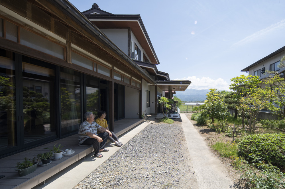 140年前の原型に立ち戻る、二世帯の暮らしを包む民家改修