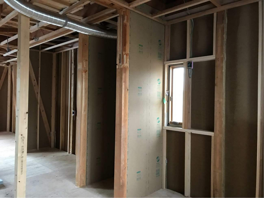 みんなで食事を楽しむ家族団らんの家