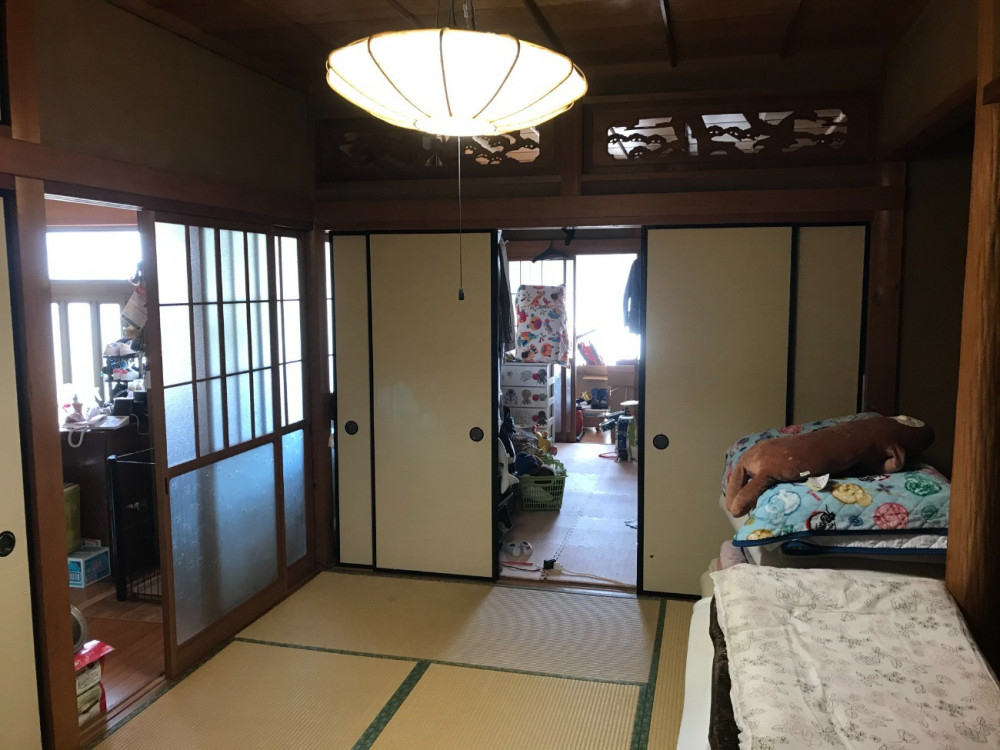 みんなで食事を楽しむ家族団らんの家