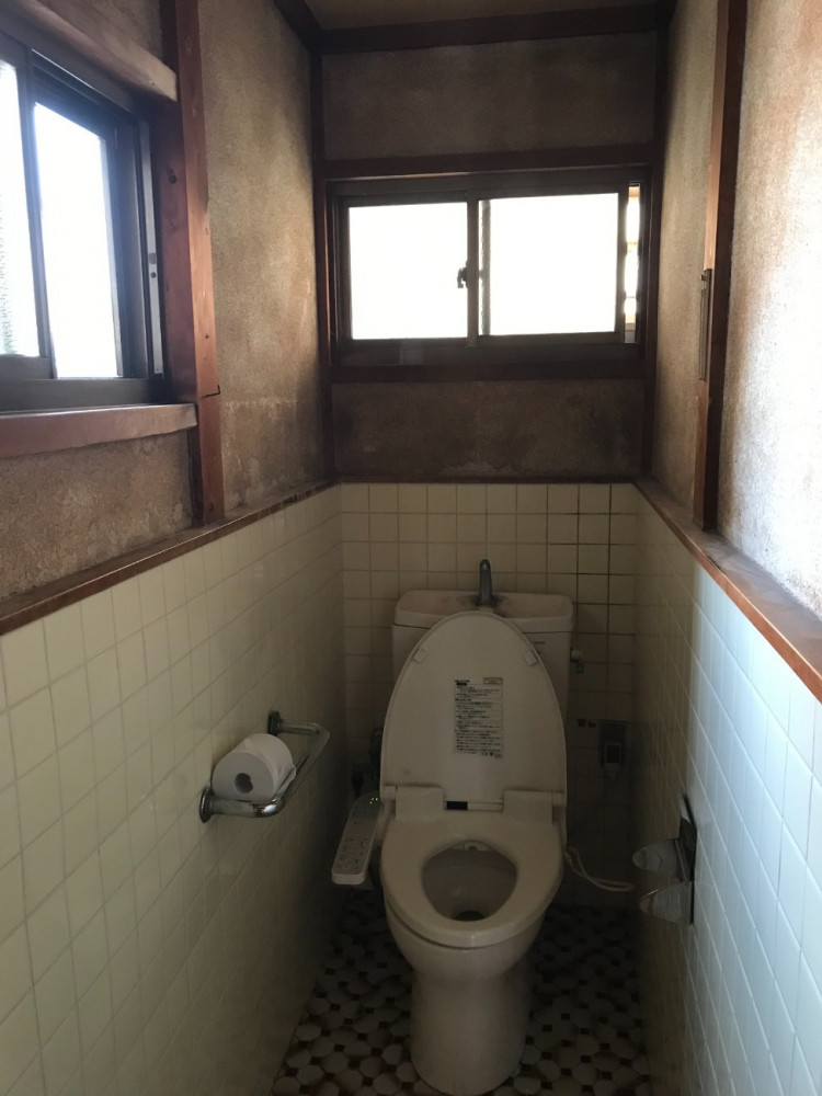 みんなで食事を楽しむ家族団らんの家