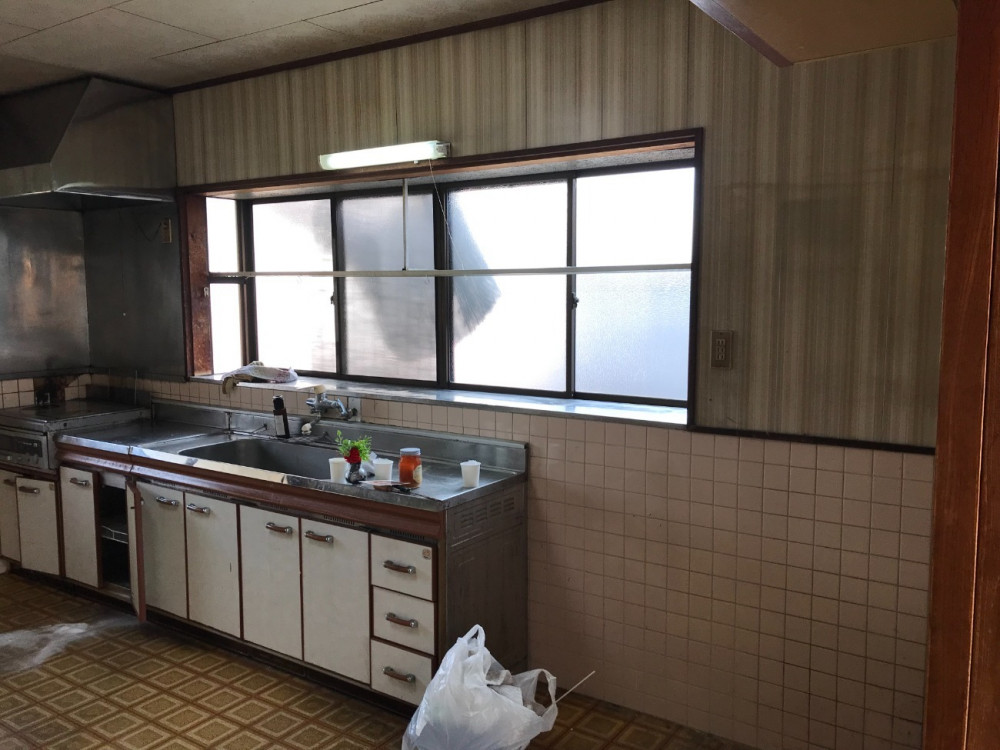 みんなで食事を楽しむ家族団らんの家