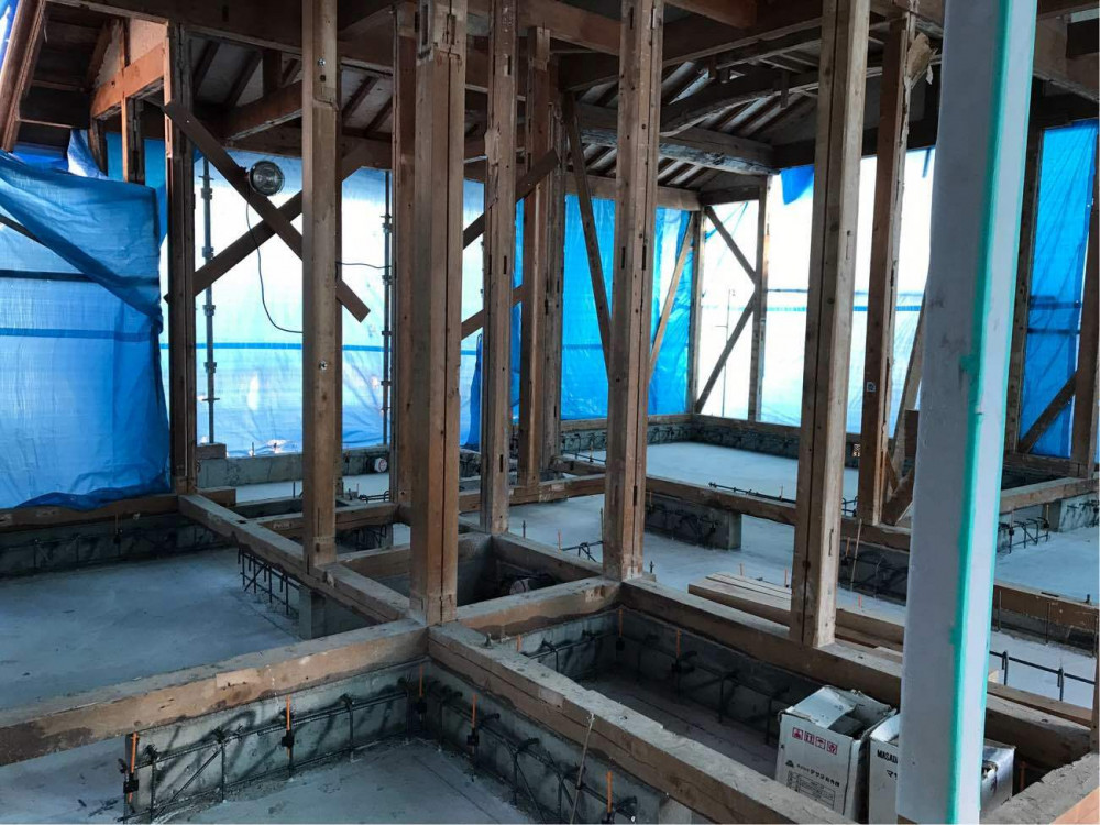 みんなで食事を楽しむ家族団らんの家