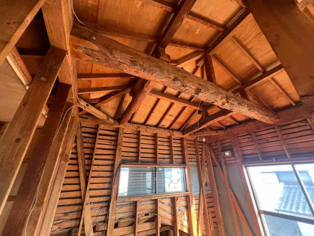 ノスタルジックな風合いを残した性能向上リノベーション