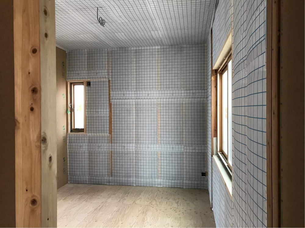 みんなで食事を楽しむ家族団らんの家