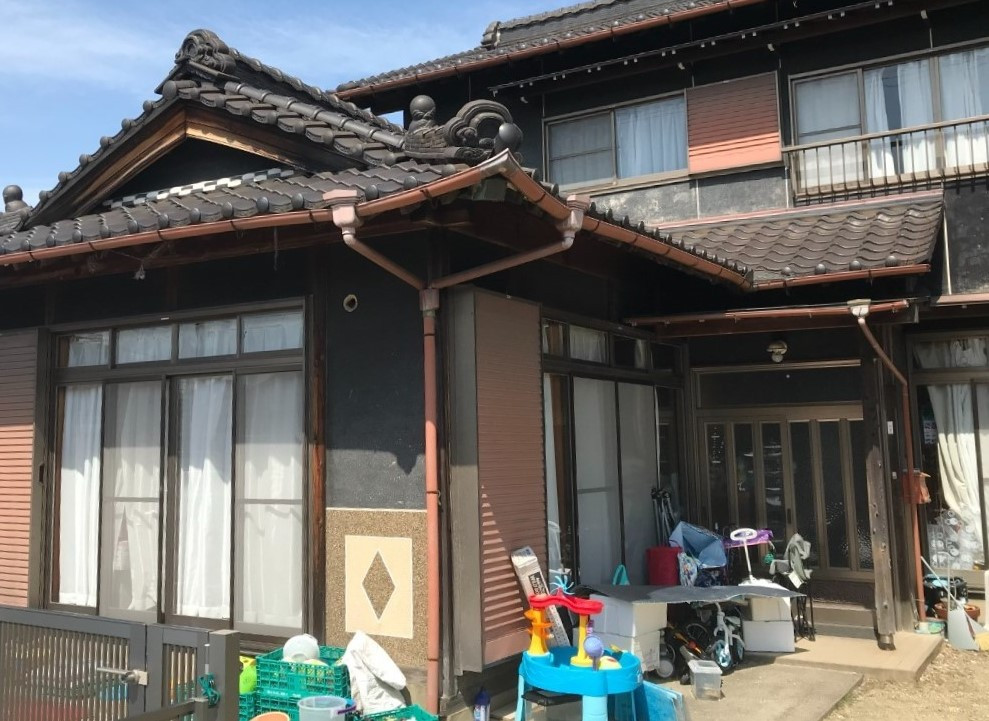 みんなで食事を楽しむ家族団らんの家