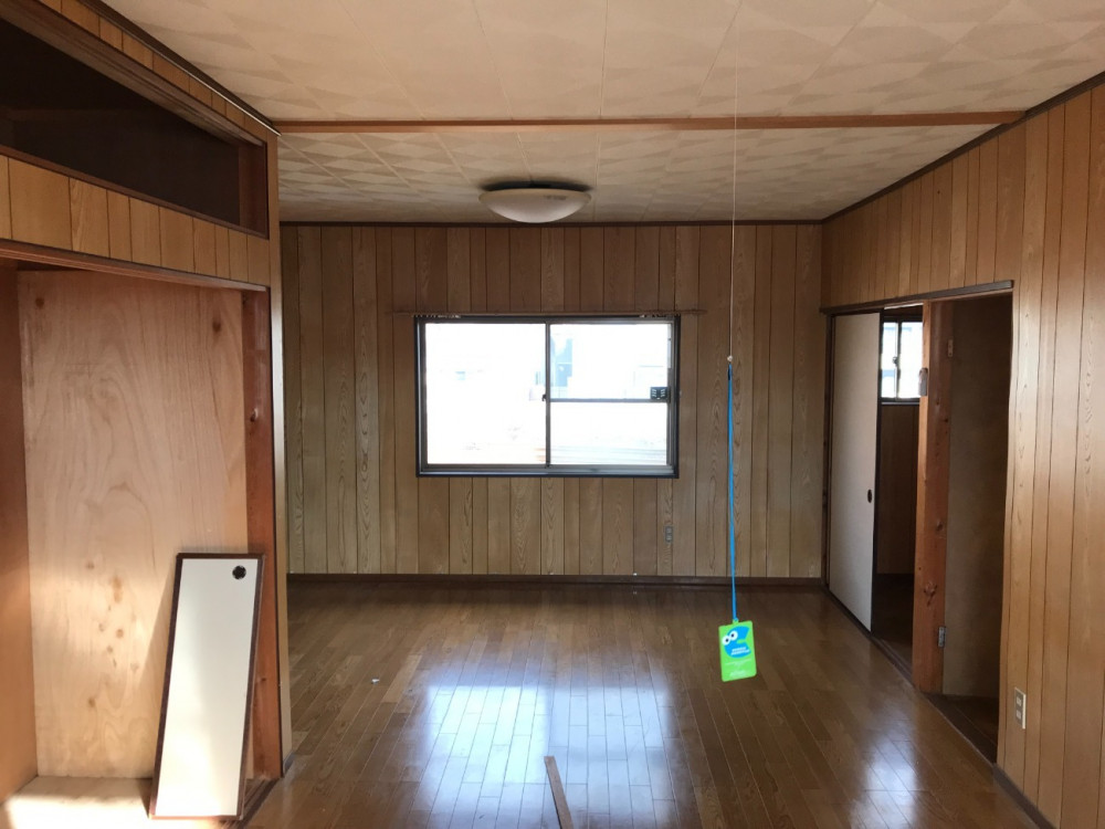 みんなで食事を楽しむ家族団らんの家