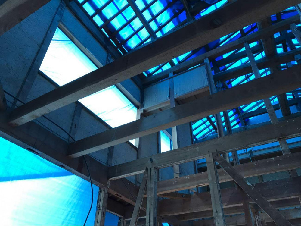 みんなで食事を楽しむ家族団らんの家