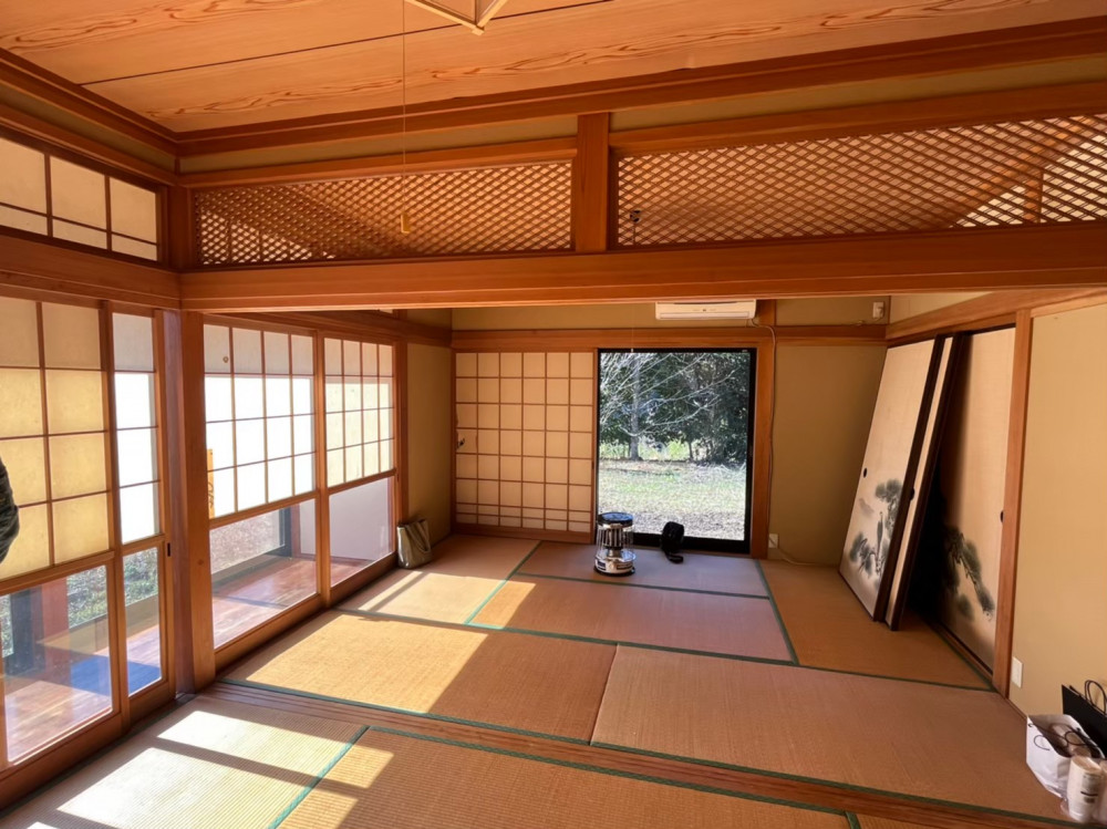 緑に囲まれた白いお家。