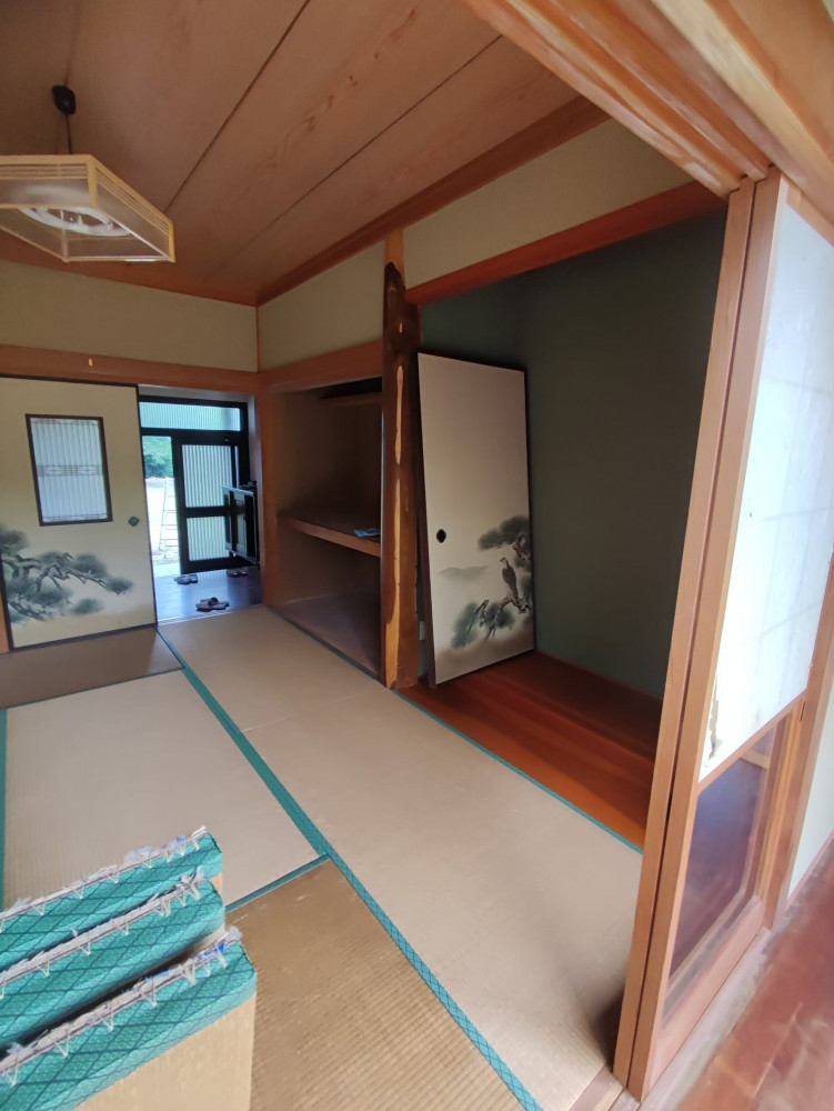 緑に囲まれた白いお家。