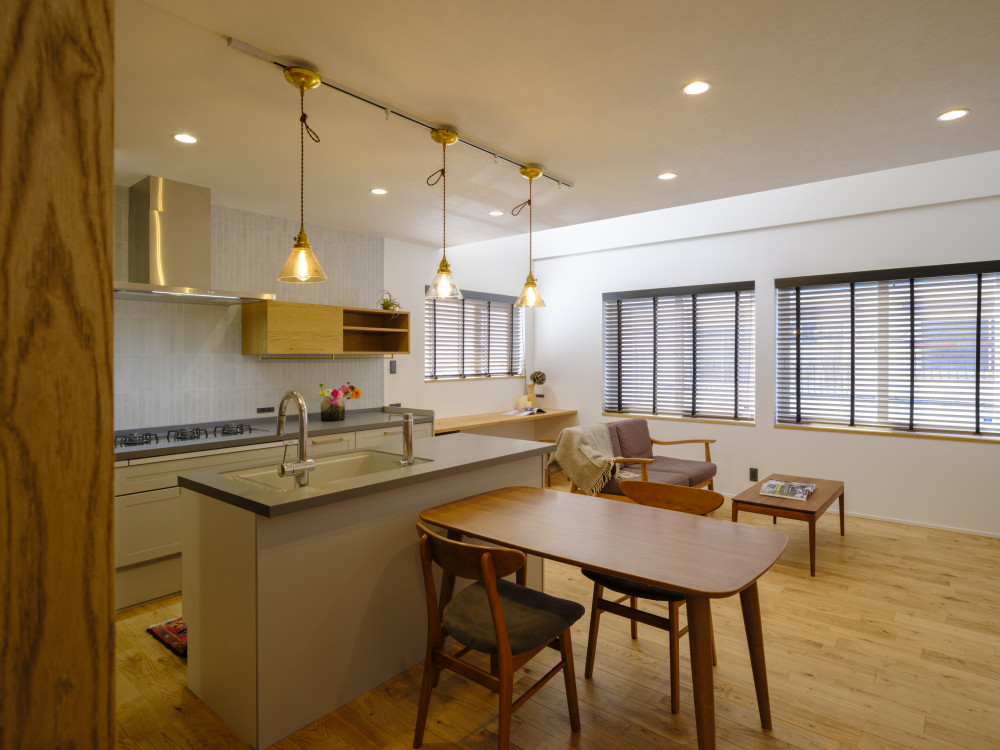 コンパクトな3階建の都市型リノベーション住宅