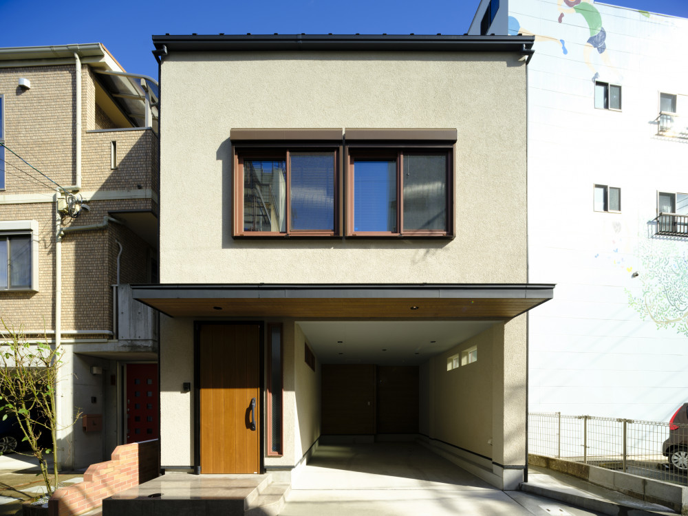 コンパクトな3階建の都市型リノベーション住宅