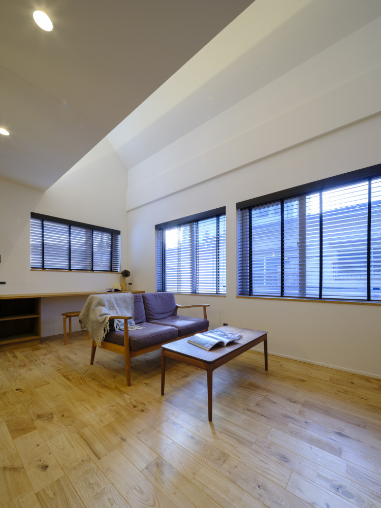 コンパクトな3階建の都市型リノベーション住宅