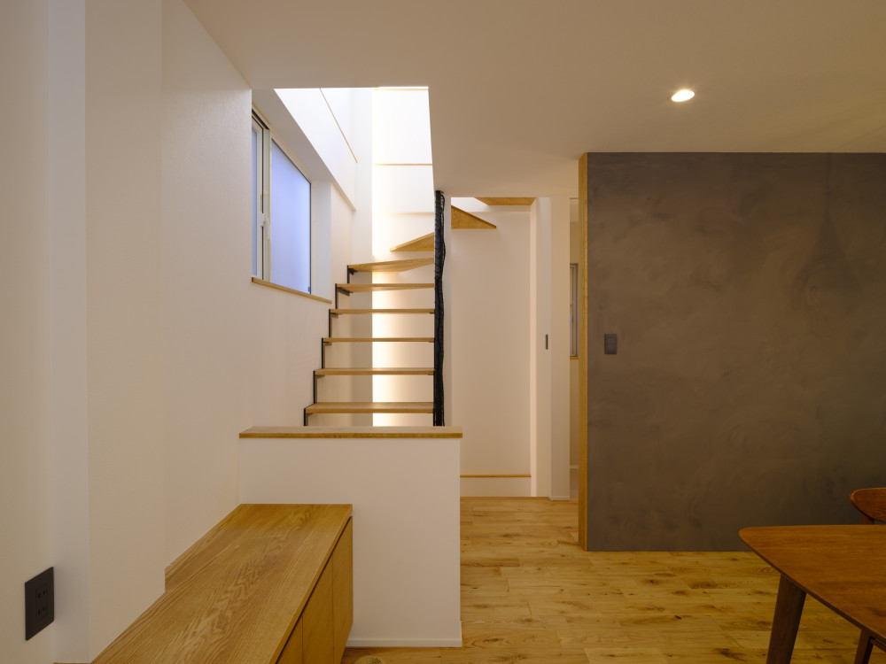 コンパクトな3階建の都市型リノベーション住宅