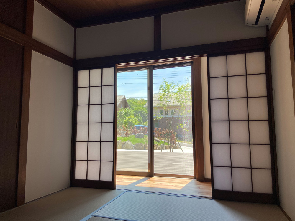 欄間の記憶と開かれたデッキの家