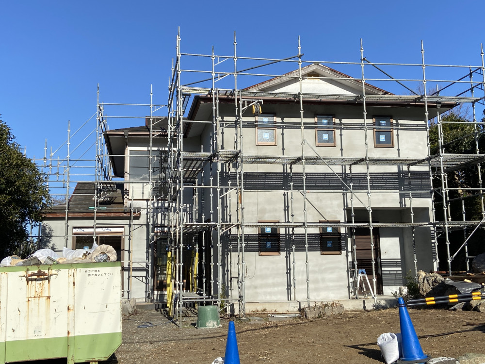 欄間の記憶と開かれたデッキの家