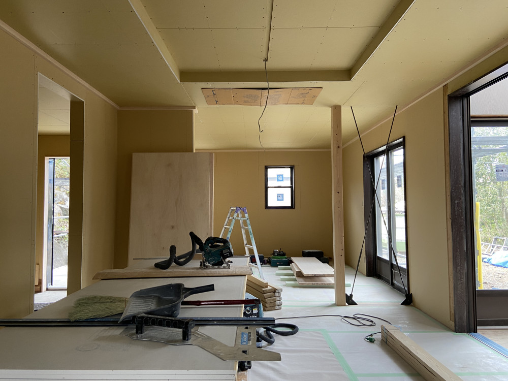 欄間の記憶と開かれたデッキの家