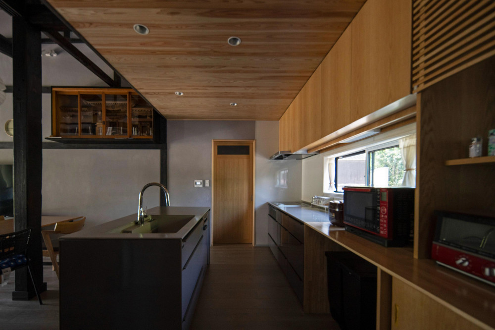 140年前の原型に立ち戻る、二世帯の暮らしを包む民家改修