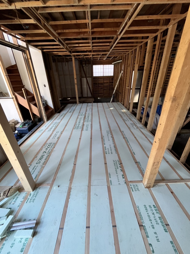 欄間の記憶と開かれたデッキの家