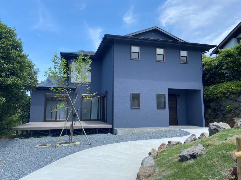 欄間の記憶と開かれたデッキの家