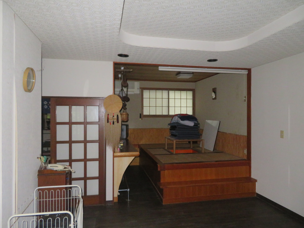 欄間の記憶と開かれたデッキの家