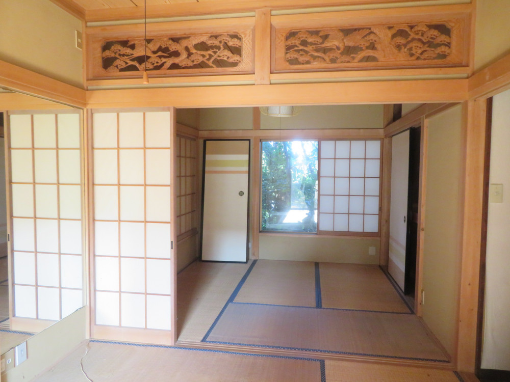 欄間の記憶と開かれたデッキの家