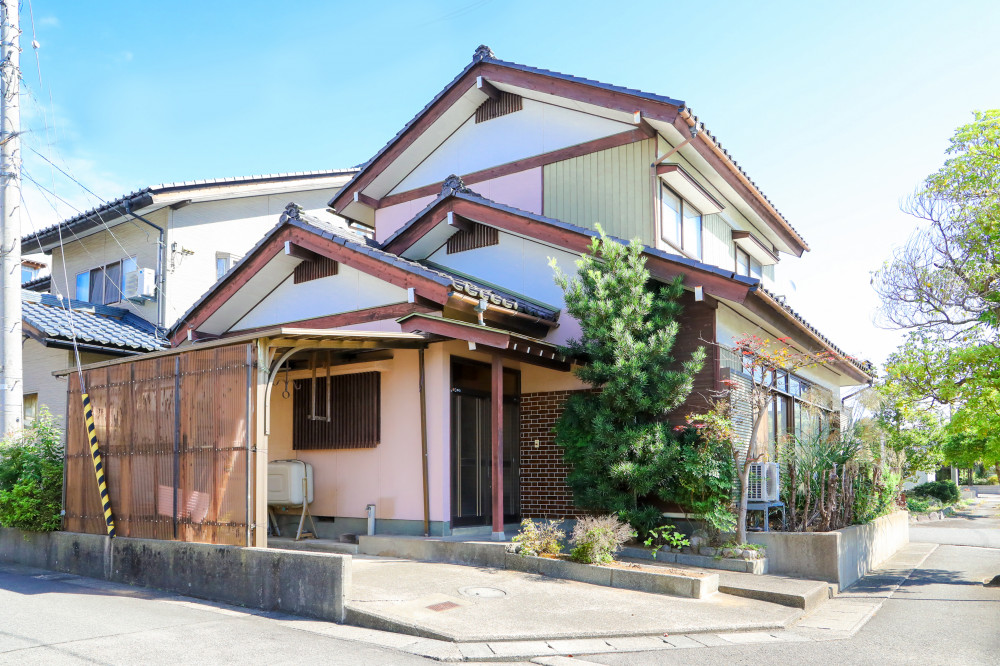 緑と調和する家