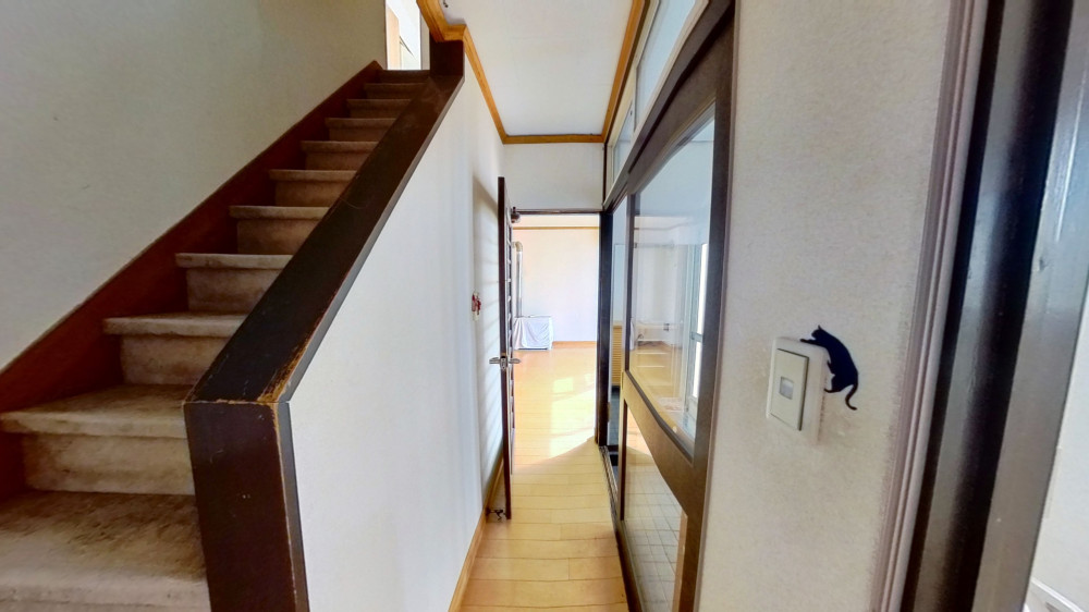 「自然美を活かした耐震・断熱リノベーション」 — 快適な回遊動線で家事ラクを実現したモダン空間