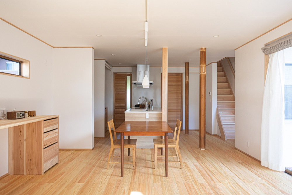 みんなで食事を楽しむ家族団らんの家