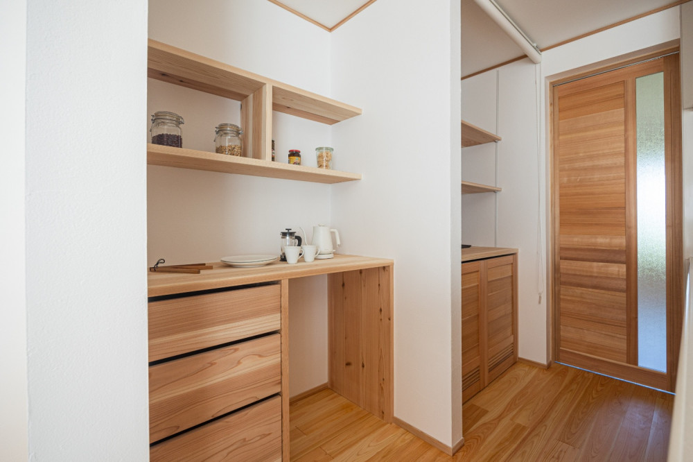 みんなで食事を楽しむ家族団らんの家