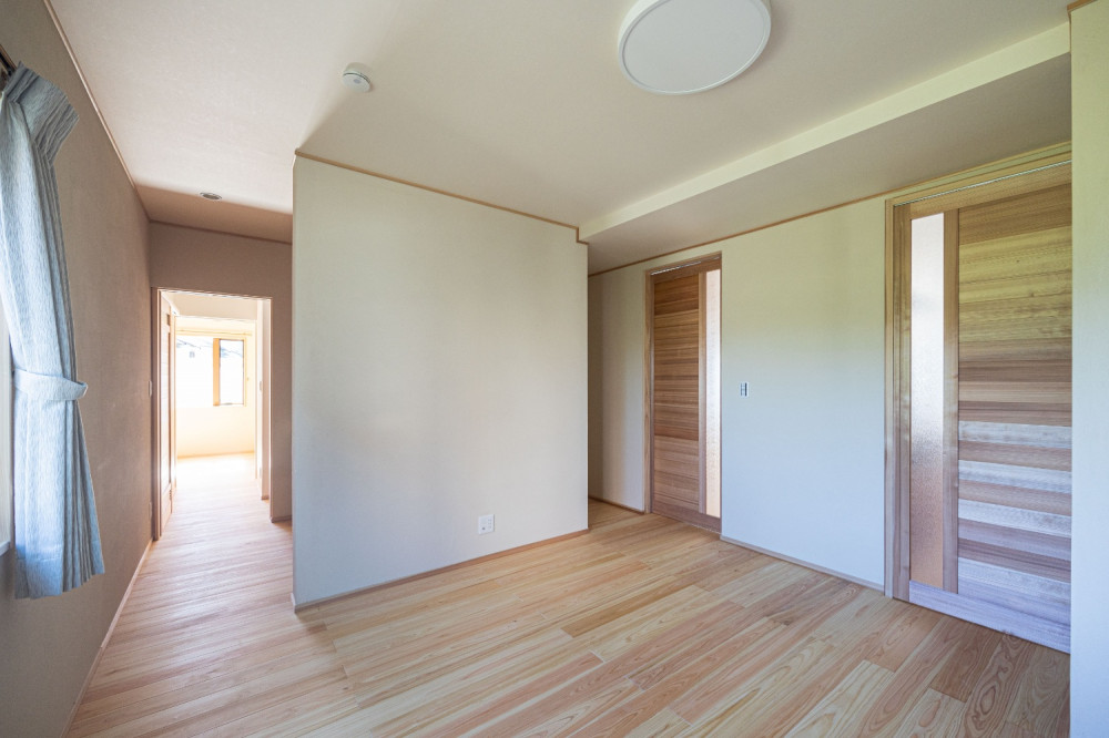 みんなで食事を楽しむ家族団らんの家